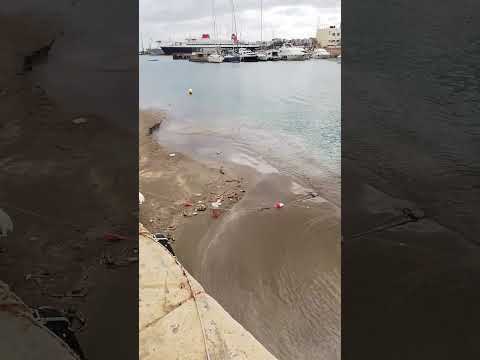Μια μικρή ακρογιαλιά στο Ενετικό Λιμάνι του Ηρακλείου - Το φαινόμενο της άμπωτης