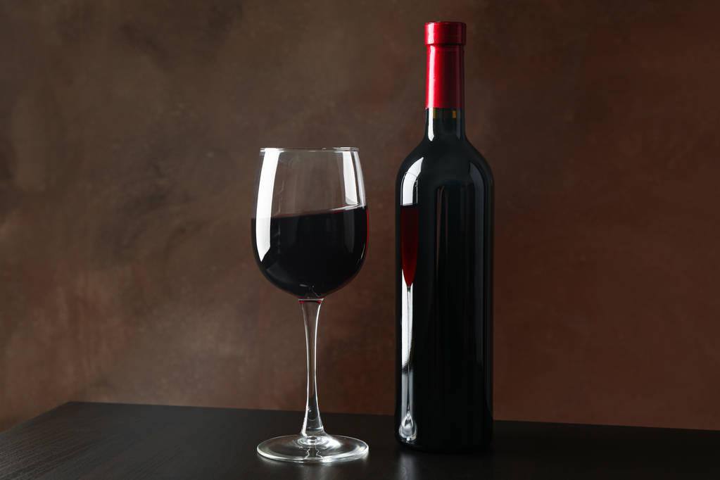 Ποτήρι και μπουκάλι με κόκκινο κρασί